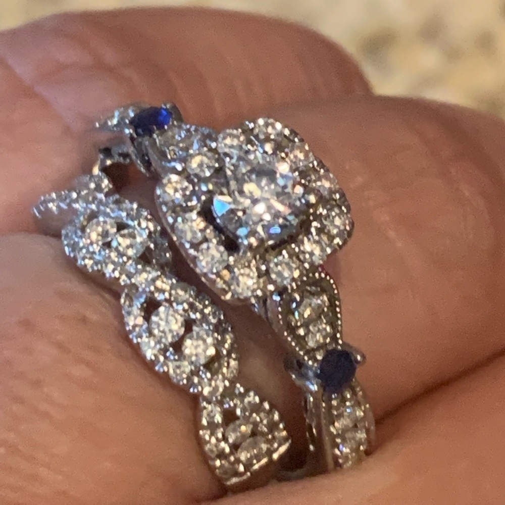 Vera Wang Love collection halo engagement ring - Picture 5 of 7